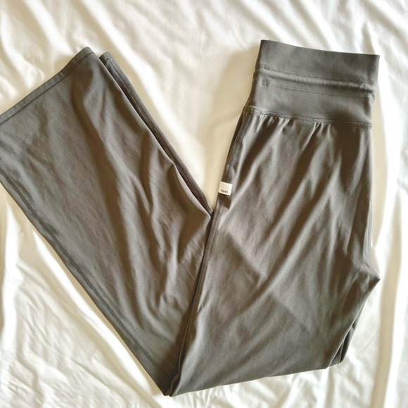 Vuori Daily Wideleg Full length Pants, Olive Green, Medium - Picture 4 of 9